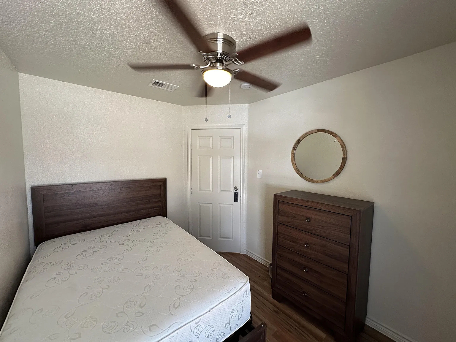 4 bed, 4.0 bath, 1300 sqft, $875 — Photo 1