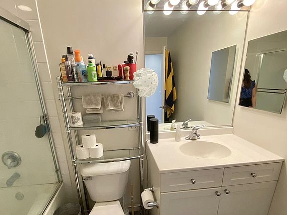4th image of 200 W Grand Ave APT 1005