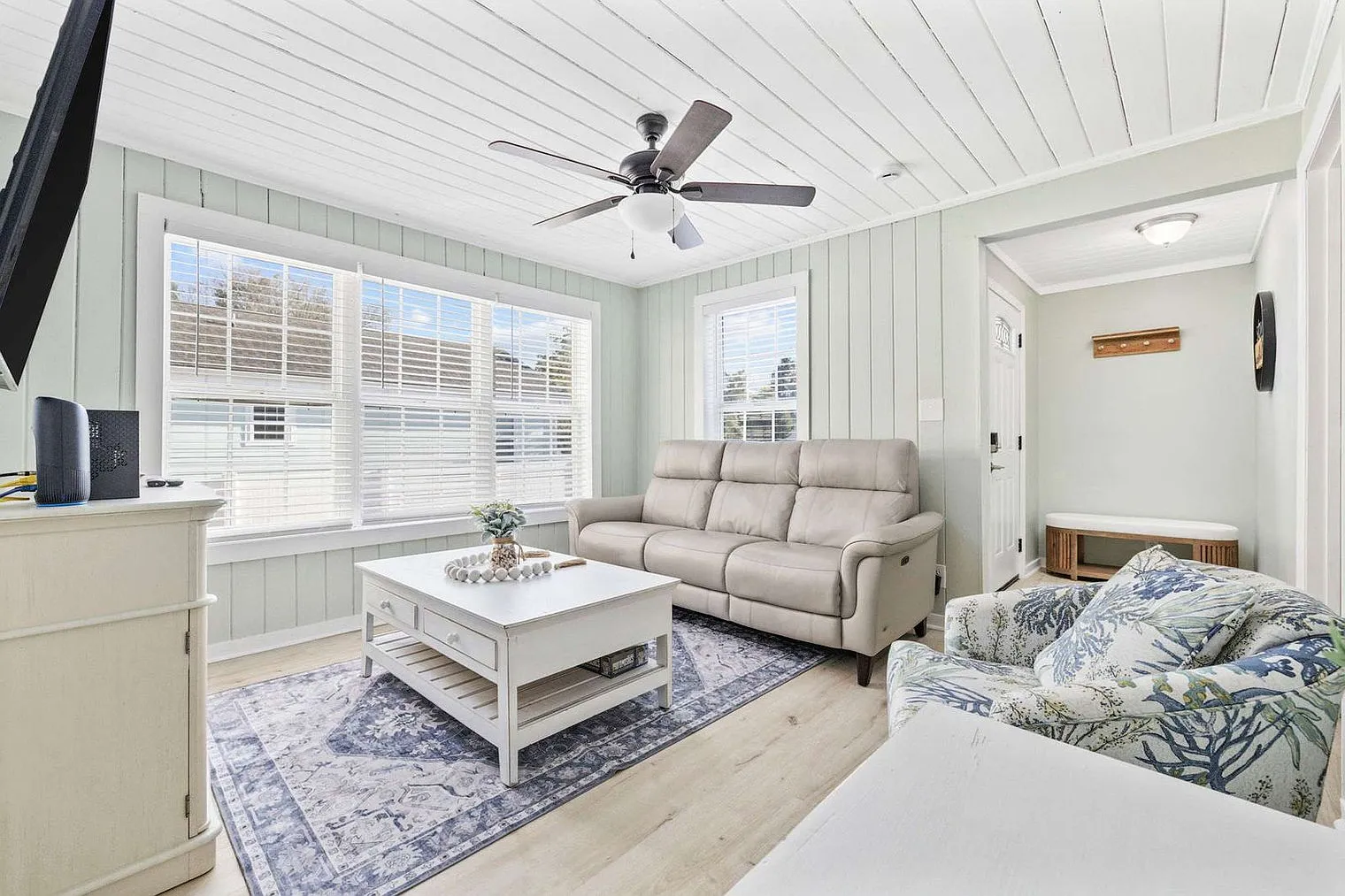 3 bed, 2.0 bath, 1194 sqft, $4,350 — Photo 1