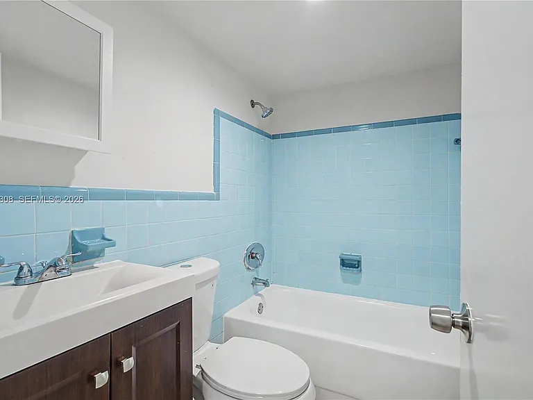 1245 SW 5th St #5 — Photo 3