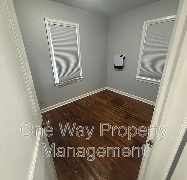1729 E Looman St — Photo 9