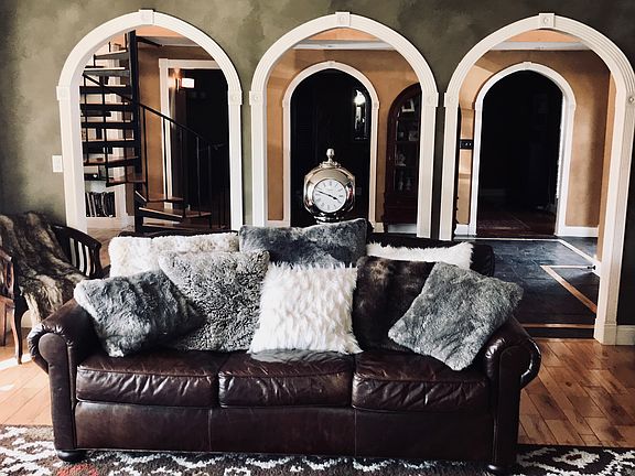 Family RM looking into Entry