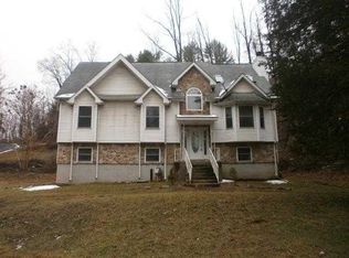 100 Longshore Cir, East Stroudsburg, PA