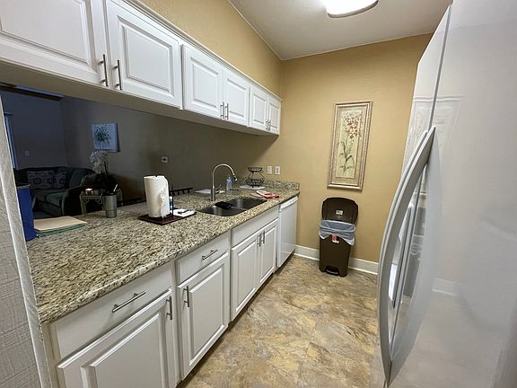 3rd image of 3326 Camelot Dr