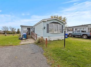 533 Applewood Dr, Lockport, NY 14094