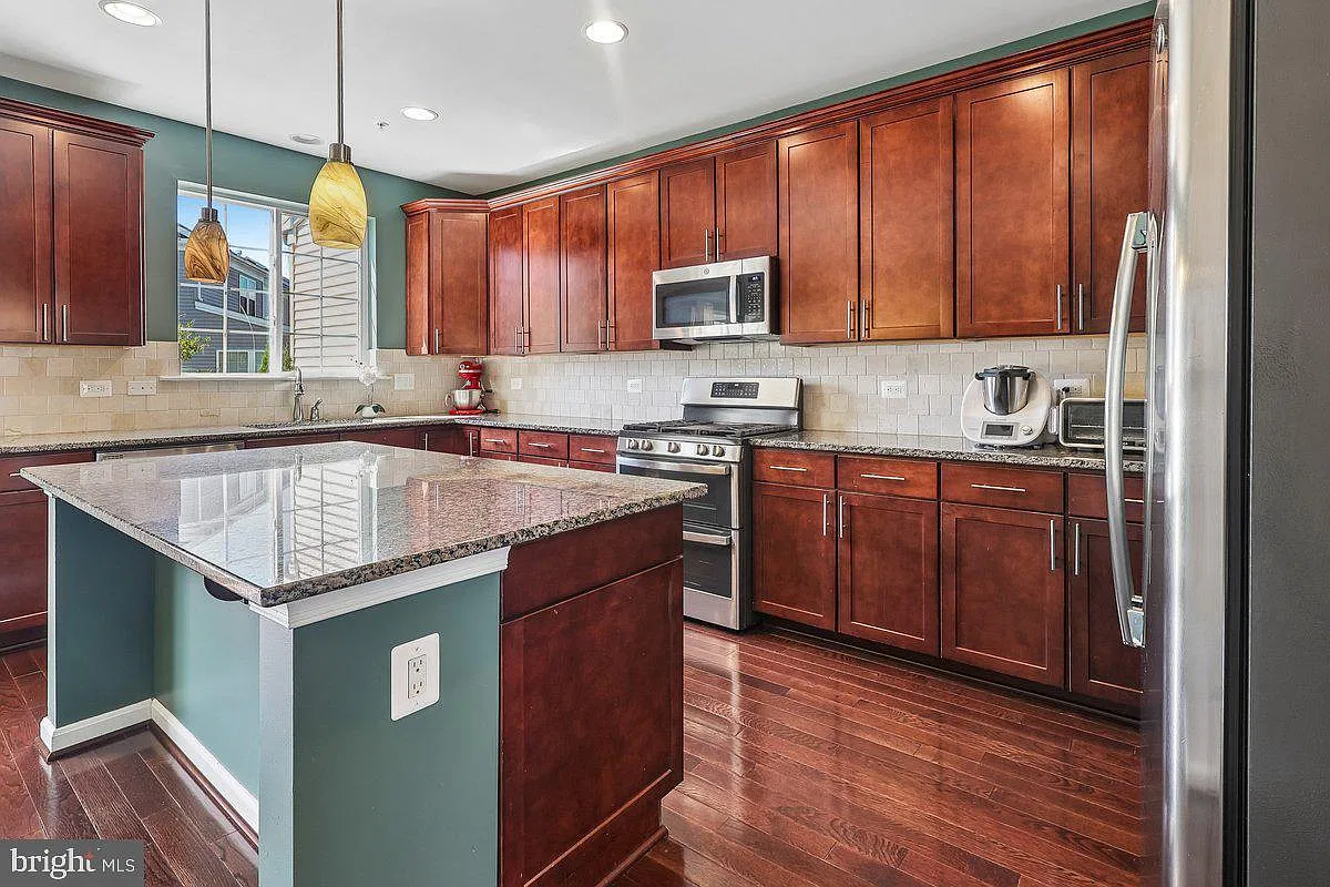 3 bed, 3.5 bath, 2236 sqft, $3,400 — Photo 4