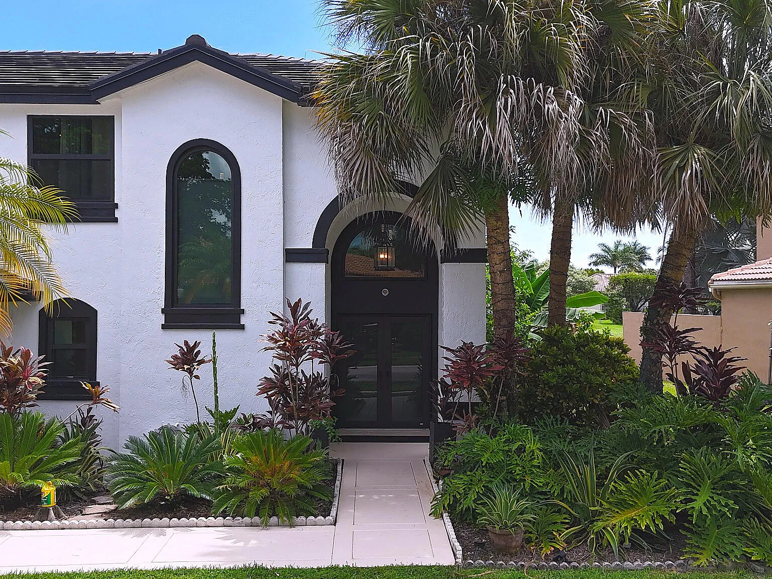 5 bed, 2.5 bath, 2341 sqft, $7,500 — Photo 2