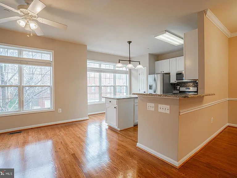 437 Clayton Ln — Photo 5