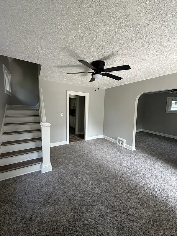 3 bed, 1.0 bath, 1080 sqft, $1,560 — Photo 2