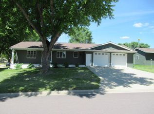 206 W 7th St, Adrian, MN 56110