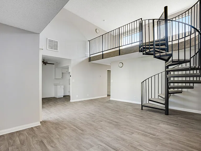 Windsor Arms Apartments — Photo 9