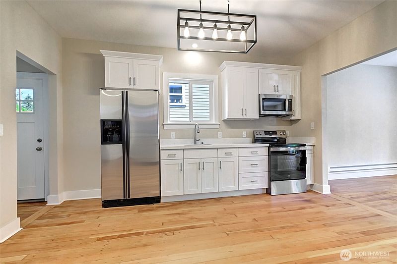 5th image of 7043 17 Avenue NW