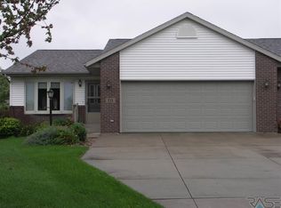211 Cashin Dr, Luverne, MN 56156
