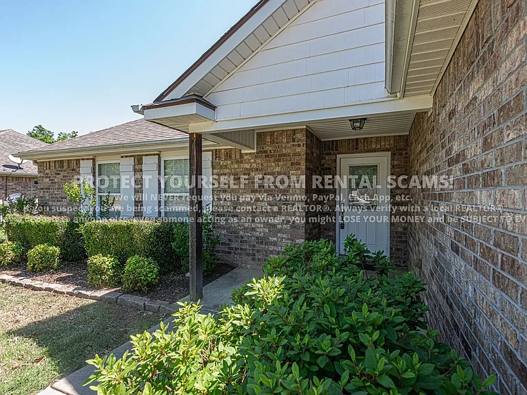 1674 N Hazeltine Dr — Photo 2