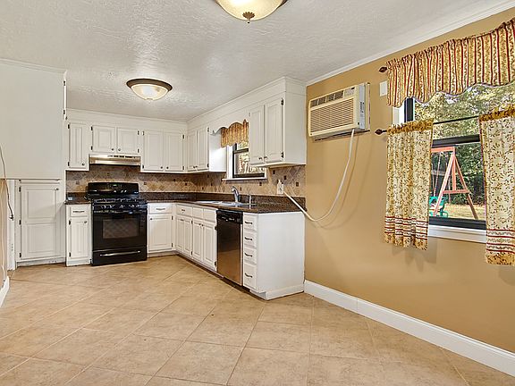 4th image of 1111 Oakwood Dr