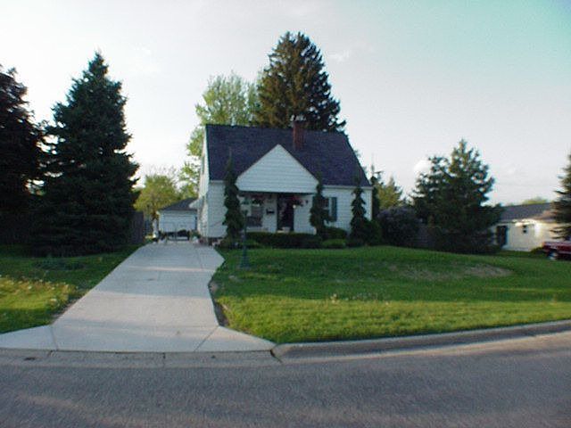 1/2 acre, 2 garages