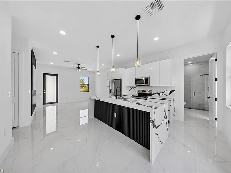 1213 Dodwin St E — Photo 3