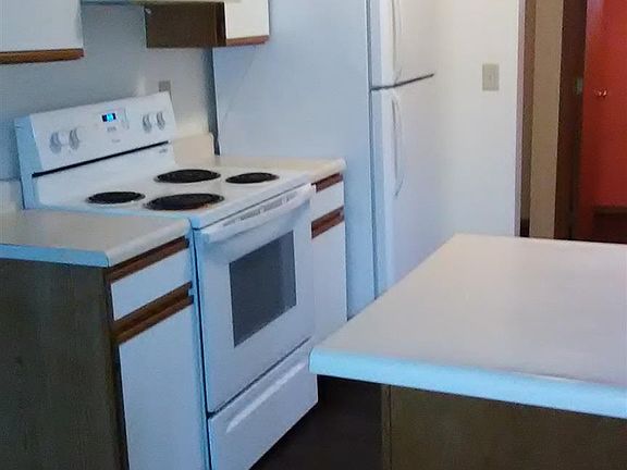 4th image of 402 S Village Ct