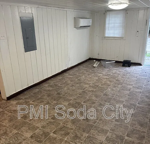 211 E Brooks St #E — Photo 3