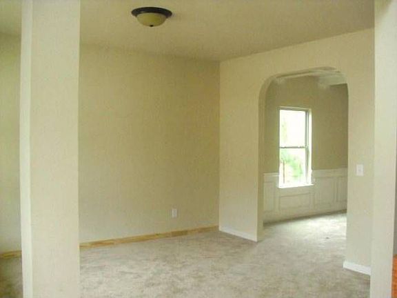 A LUXURIOUS LIVING ROOM