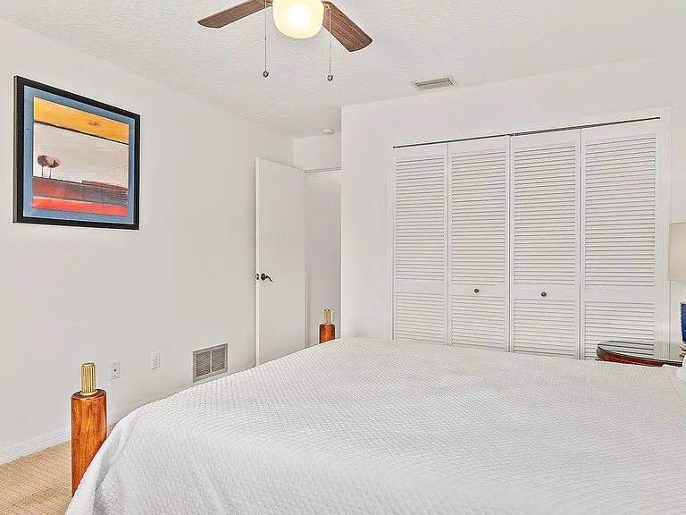 2nd bedroom with queen size bed