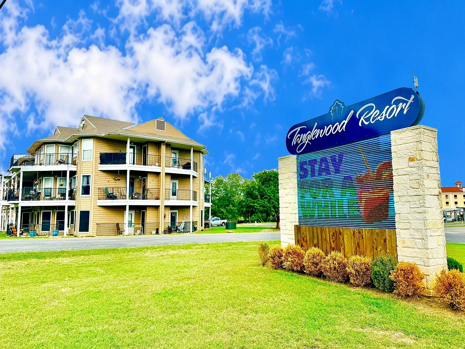 2 bed, 957 sqft, $1,599 — Photo 1