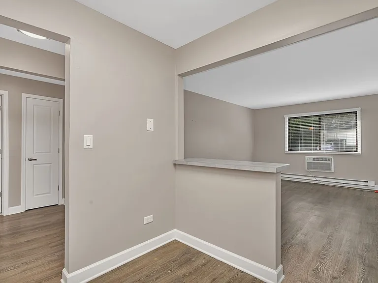 Lakeside Village Apartments — Photo 27