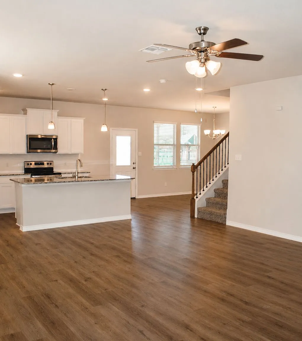 5 bed, 2.5 bath, 2324 sqft, $2,490 — Photo 3