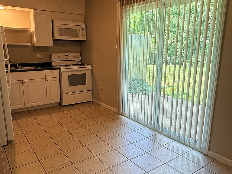 804 NE Banner Dr #B — Photo 4
