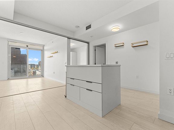 4th image of 180 E 2nd Ave #728