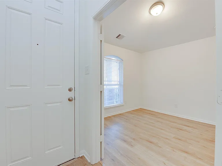 2410 Lakecrest Town Dr — Photo 5