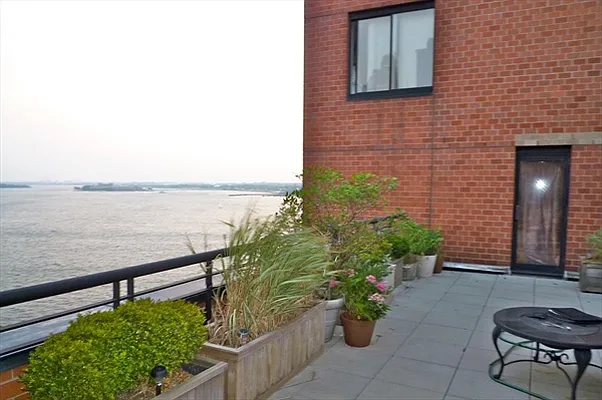 Sold by Citi Habitats | media 4