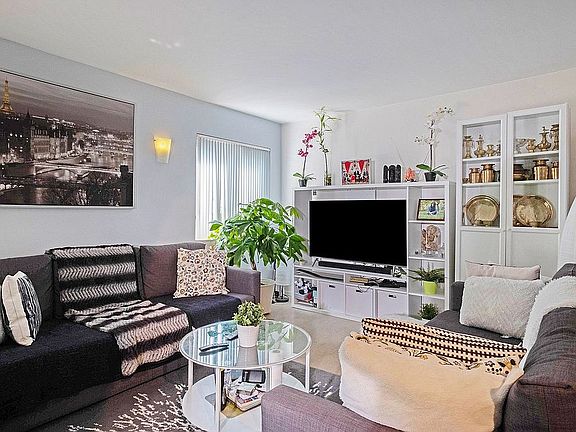 3rd image of 3156 Lindenwood Dr #152