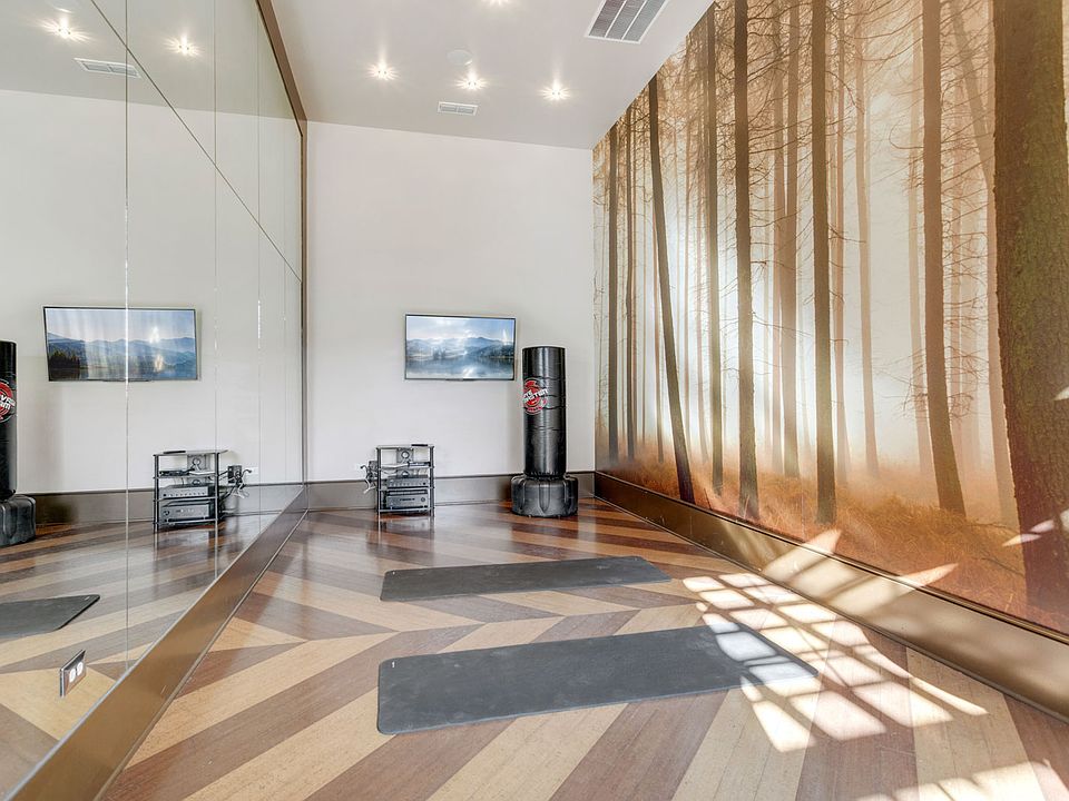 Yoga Room with Mirror & Mats