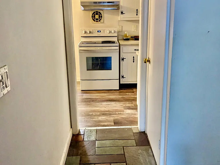 211 W 22nd St — Photo 6