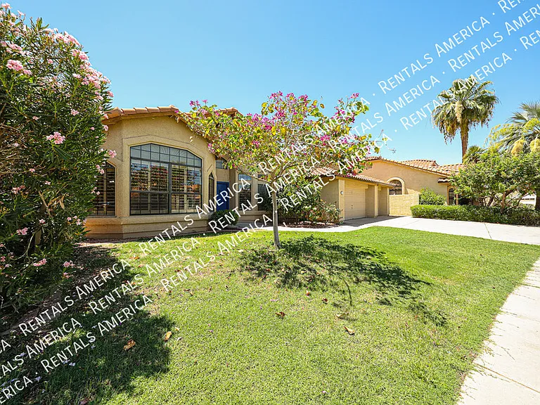 1635 W Wisteria Dr — Photo 2