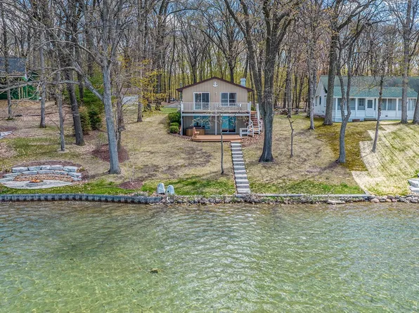 360 Fare Dr, Horton, MI 49246