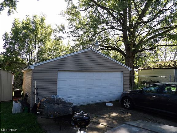 4th image of 1665 Thalia Ave
