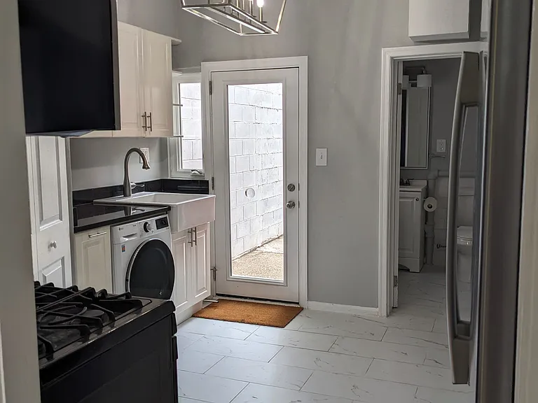 329 L St NE — Photo 5