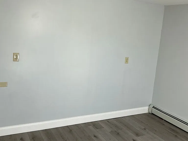 558 Riverside Dr — Photo 4