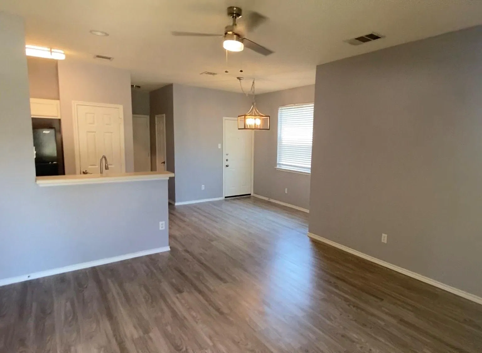 3 bed, 2.5 bath, 2166 sqft, $1,800 — Photo 2