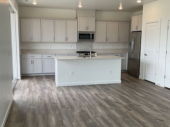 3rd image of 1832 N Big Star Ave