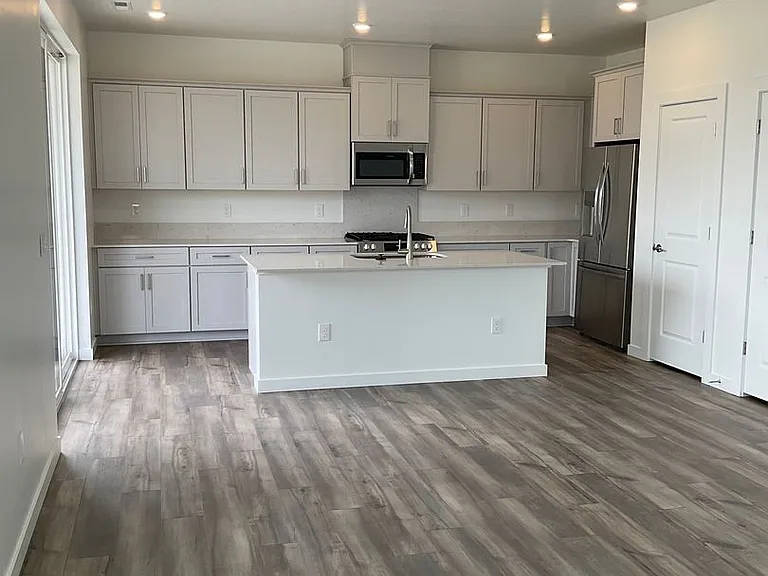 1832 N Big Star Ave — Photo 3