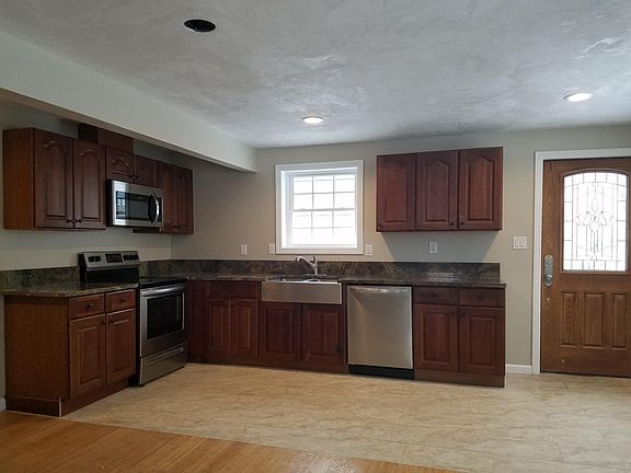 Gorgeous Granite, Fully Applianced Stainless Steel Kitchen