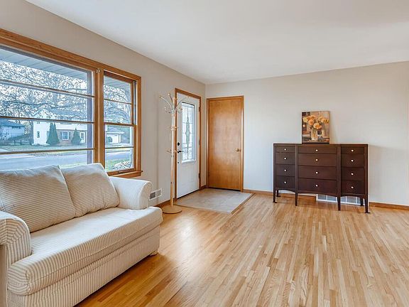 5th image of 1197 Sandhurst Dr W