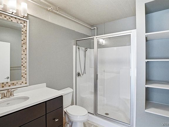 5th image of 2915 Main St #401
