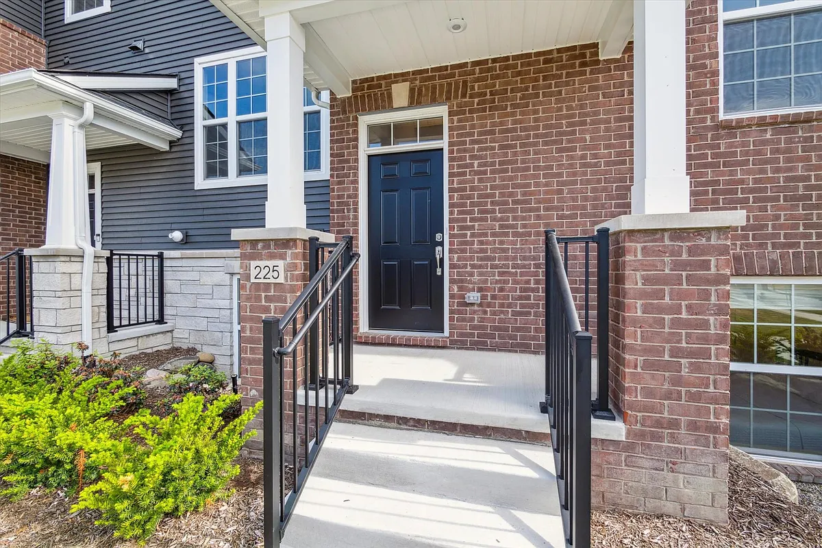 Building Photo - 225 S Sydney Ct
