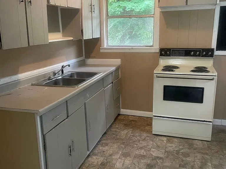 251 S Dillard Ave — Photo 3