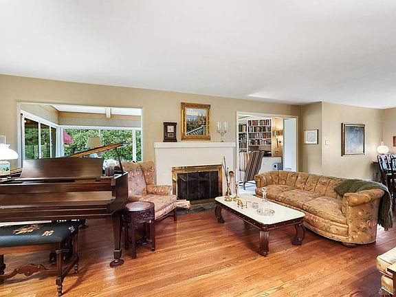 5th image of 324 Beverly Pl