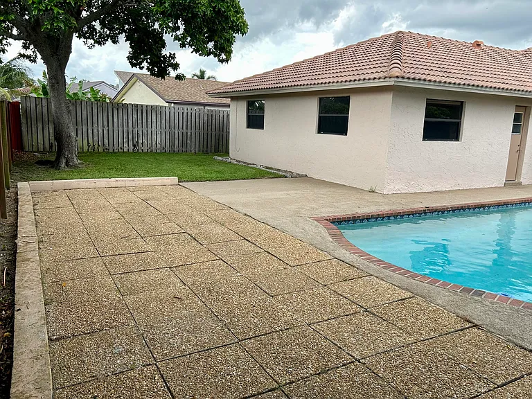 6162 Amberwoods Dr — Photo 33